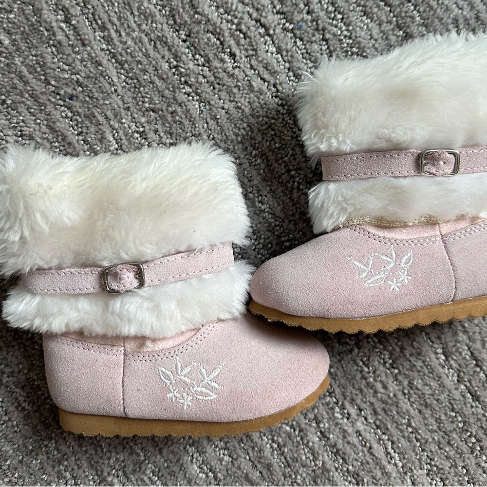 Trim foot pink boots size 4